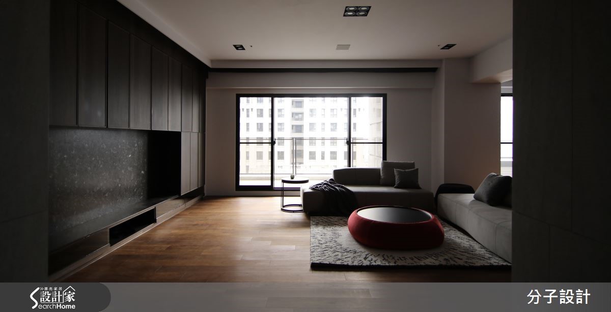 設計師以大量木元素與石材井然有序的鋪排在 85 坪空間